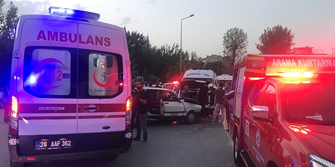 Denizli'de minibüs ile otomobil çarpıştı: 7 yaralı
