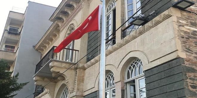 Emniyet, karakol önünde bulunan bayrak fotoğrafını yayımlayarak açıklama yaptı