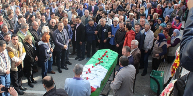 Kazada ölen tıp öğrencisinin tabutunun üzerine doktor önlüğü örtüldü
