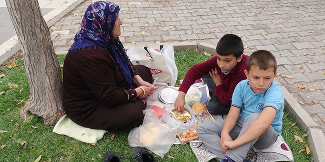 Velilerin okullarda öğle arası çilesi