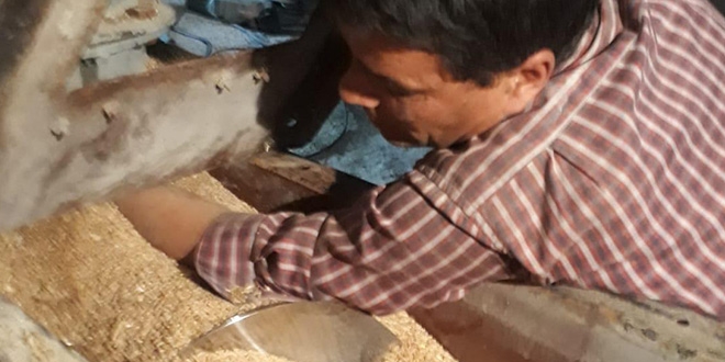 Makineye sıkıştı, elinde sigarayla kurtarılmayı bekledi