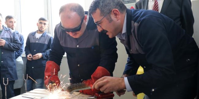 Bakan Varank, önlük giyip kaynak yaptı