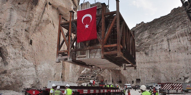 600 yıllık Hasankeyf kale kapısı taşındı