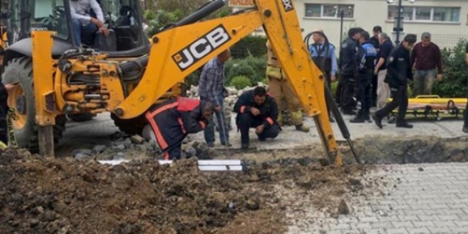 Beylikdüzü'de toprak kayması: Bir işçi toprak altında kaldı