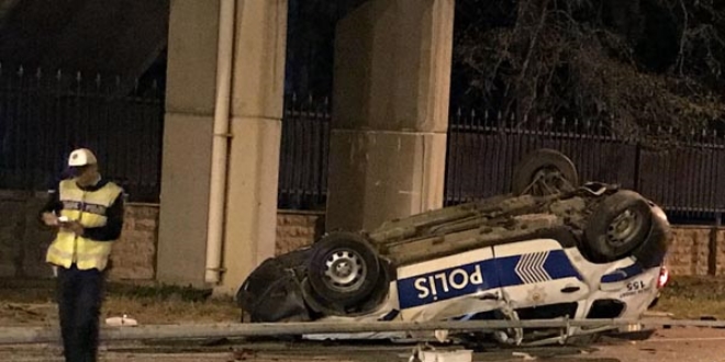 Polis aracı devrildi! Yaralılar var