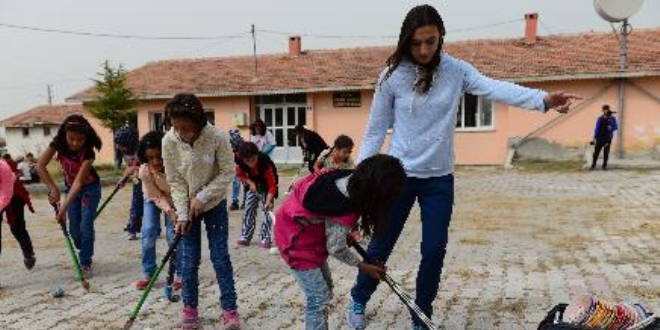 Konya'da köy okulundaki öğrencilerin hokey merakı