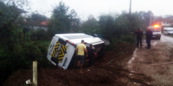 Sakarya'da servis aracı devrildi: 9 yaralı