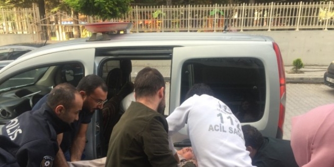 Kazada yaralanan yaşlı kadını hastaneye polis getirdi