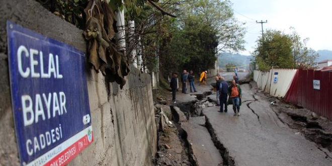 Zonguldak'ta heyelan nedeniyle yol çöktü