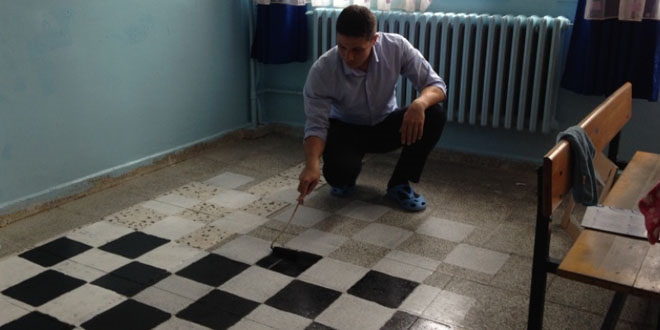 İlkokulda pet şişelerle bahçe satrancı