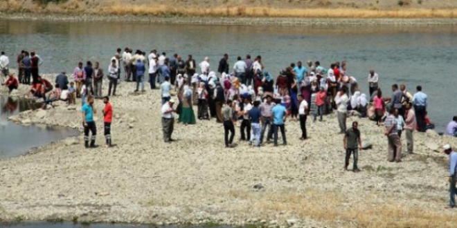 Asi Nehri'nde akntya kaplan lise rencisi kayboldu