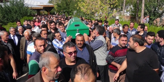 Barajda boğulan 3 arkadaş yan yana toprağa verildi