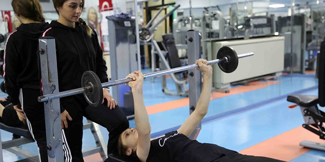 Emekleyerek geldiği spor salonundan yürüyerek çıktı