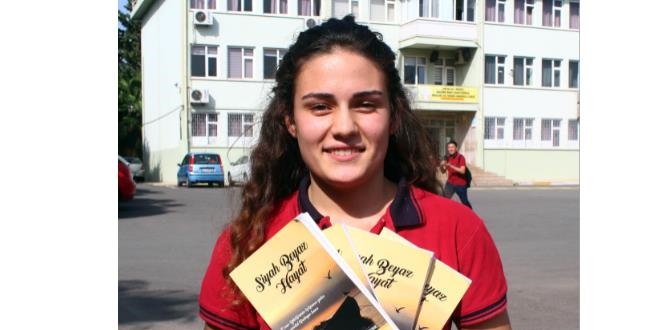 Lise öğrencisi harçlıklarıyla kitabından 4 adet bastırabildi