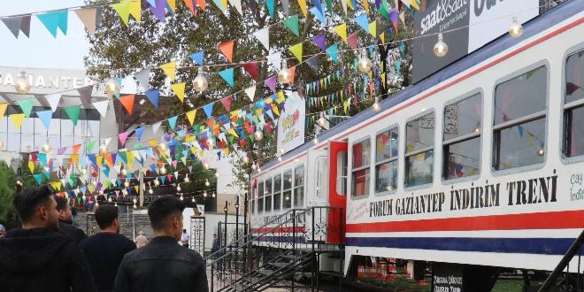 Raydan çıkan tren, alışveriş merkezine girdi