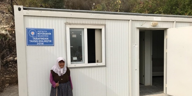Kiraz ninenin yüzü konteyner evle güldü