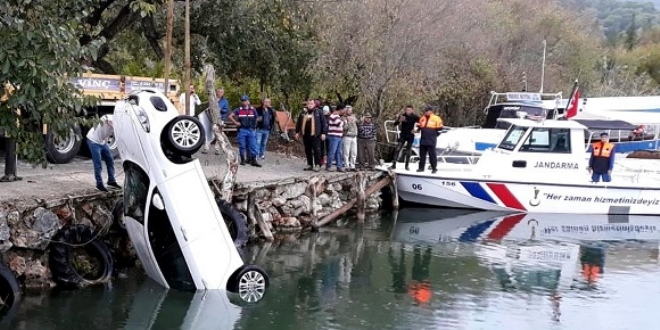 Muğla'da otomobil kanala düştü: 2 yaralı