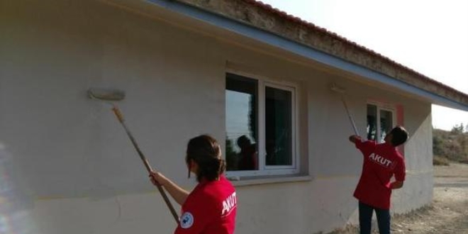 AKUT ekibi bu kez okul boyadı