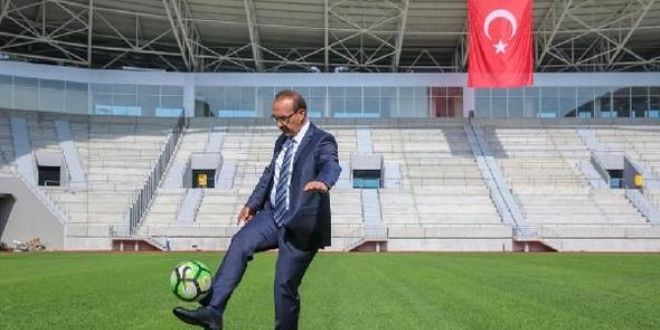 Vali stadı inceledi, top sektirdi