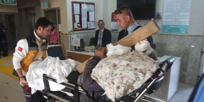 Çatıdan söktüğü kalastaki çivi başına saplandı