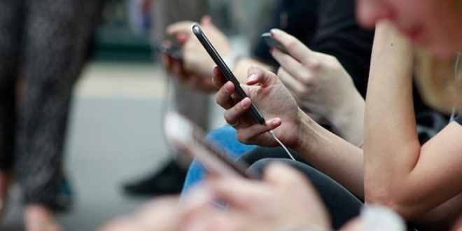 Telefon bağımlılığınız yüzünden parmaklarınızdan olmayın
