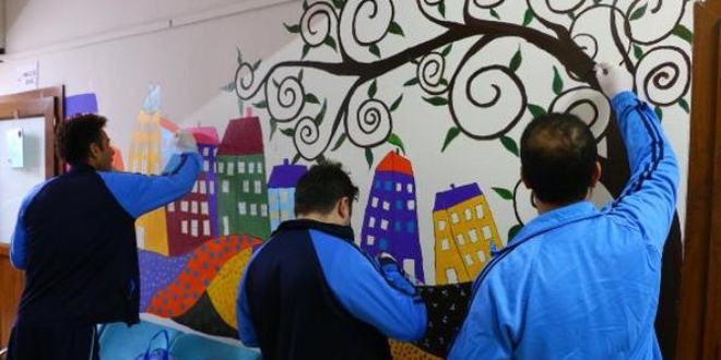 Psikiyatri servisi koridorları sanat sokağına dönüştü