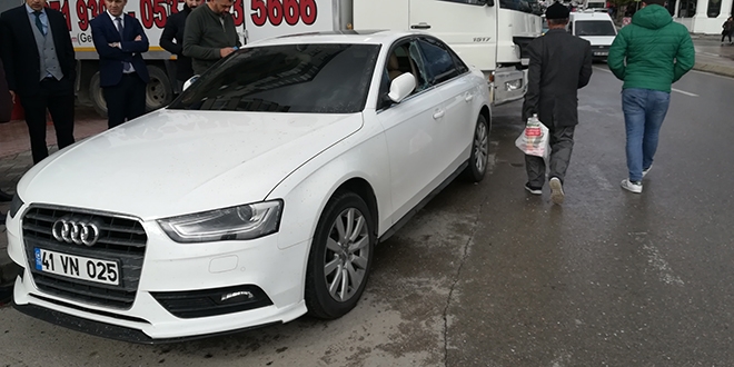 Park halindeki otomobilin camını kırıp 150 bin TL çaldılar