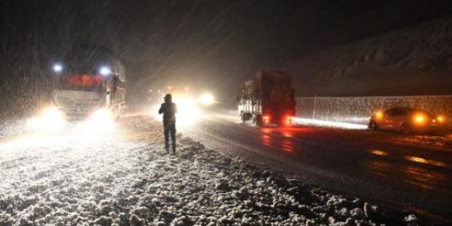 Sivas-Tokat karayolunda ulaşım güçlükle sağlanıyor