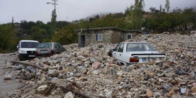 Adıyaman'da heyelan ev ve araçları yuttu!