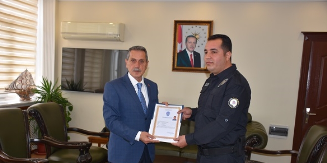 Vali'den kedi yavrusunu kurtaran polise ödül