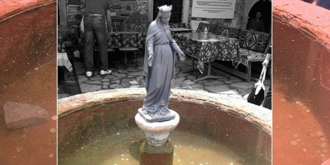 Anıtlar müdürlüğü kilise havuza atılan paraları sordu