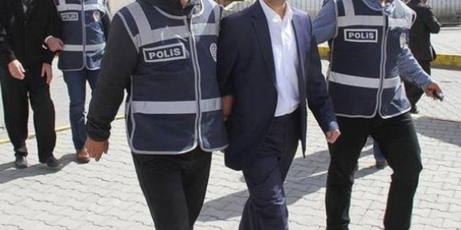 Bursa'da 10 i adamndan 3' FET'den tutukland