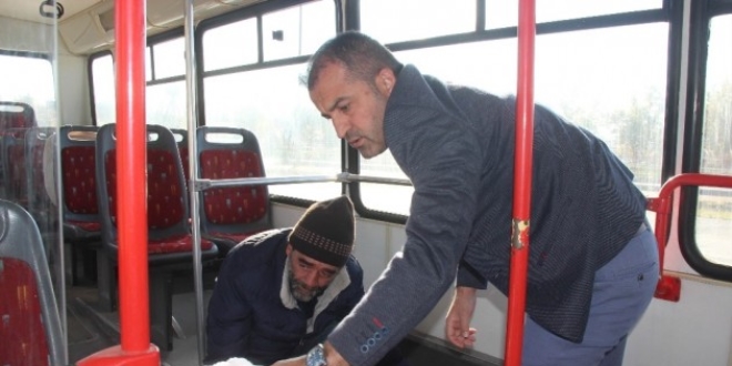 Bozuk halk otobüsünde kalan adama devlet sahip çıktı
