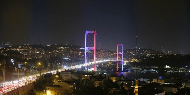 15 Temmuz Şehitler Köprüsü zirveye katılan ülkelerin renkleriyle aydınlandı