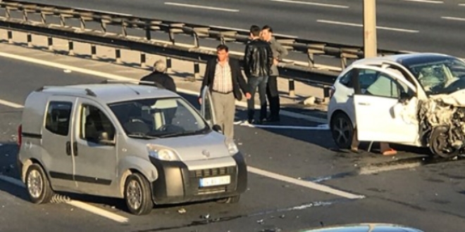 TEM'deki kaza trafiği felç etti