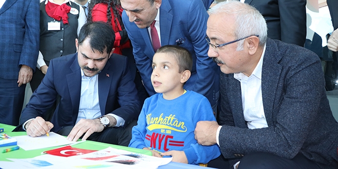 Bakan Kurum, çocukları sevindirmek için resim çizdi