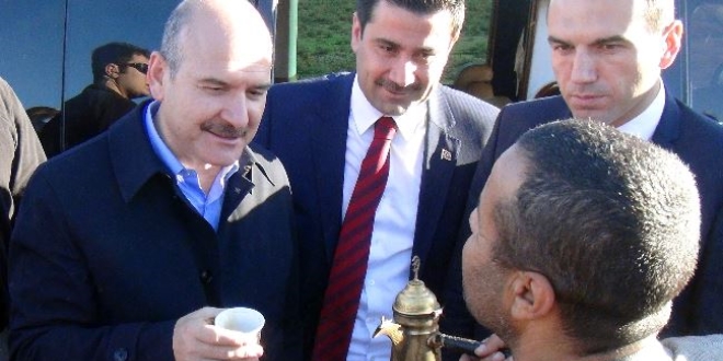 Bakan Soylu, köylünün mırra ikramını geri çevirmedi