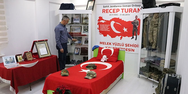 Şehit evlatlarının hatıralarını özel odada saklıyorlar