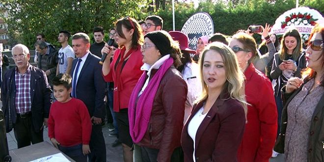 Başkan 'Andımız'ı yanlış okudu, kalabalık da eşlik etti