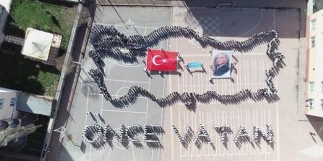 Lise öğrencileri bedenleriyle Türkiye haritası yaptı