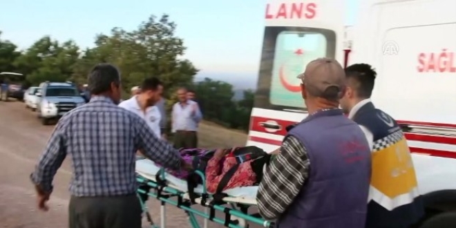 Devrilen traktörün altında kalan liseli öldü
