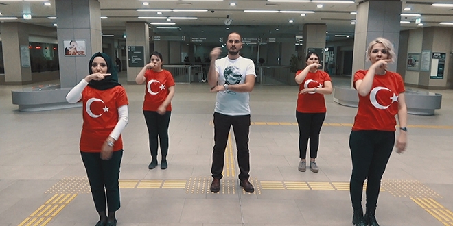 Hastane çalışanları İstiklal Marşı'nı işaret dili ile okudu