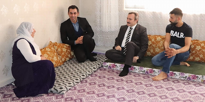 Kayyum vatandaşların sorunlarını evlerinde dinliyor