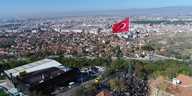 Eskişehir'in en yüksek tepesine dev Türk bayrağı