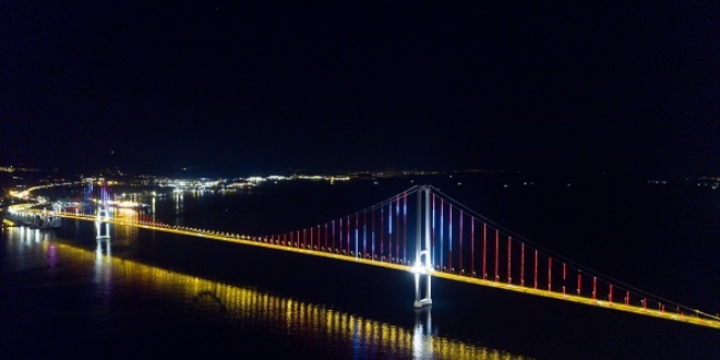 Osmangazi Köprüsü, Türk bayrağının renkleriyle ışıklandırıldı