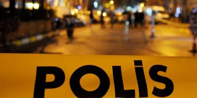 Köpek, bebek cesedini kafenin önüne bıraktı