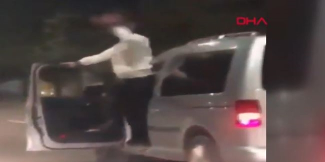 Sürücü seyir halinde kapısını açıp dans etti