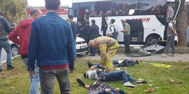 Havalimanı personelini taşıyan servis kaza yaptı