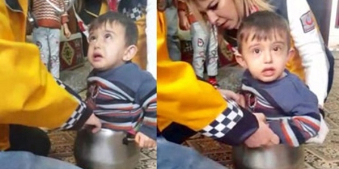 Ağrı'da küçük çocuk düdüklü tencereye sıkıştı
