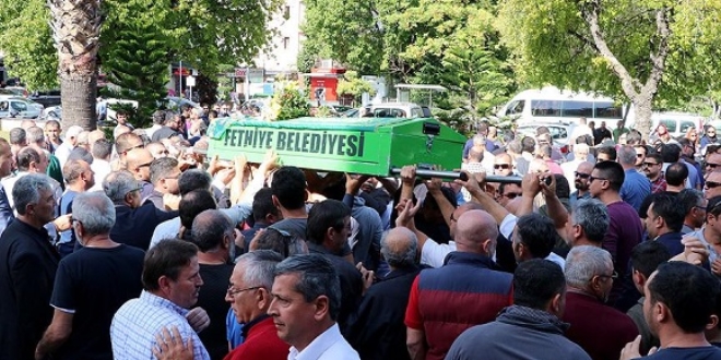 İkizlerini dünyaya getirdikten sonra yaşamını yitirdi